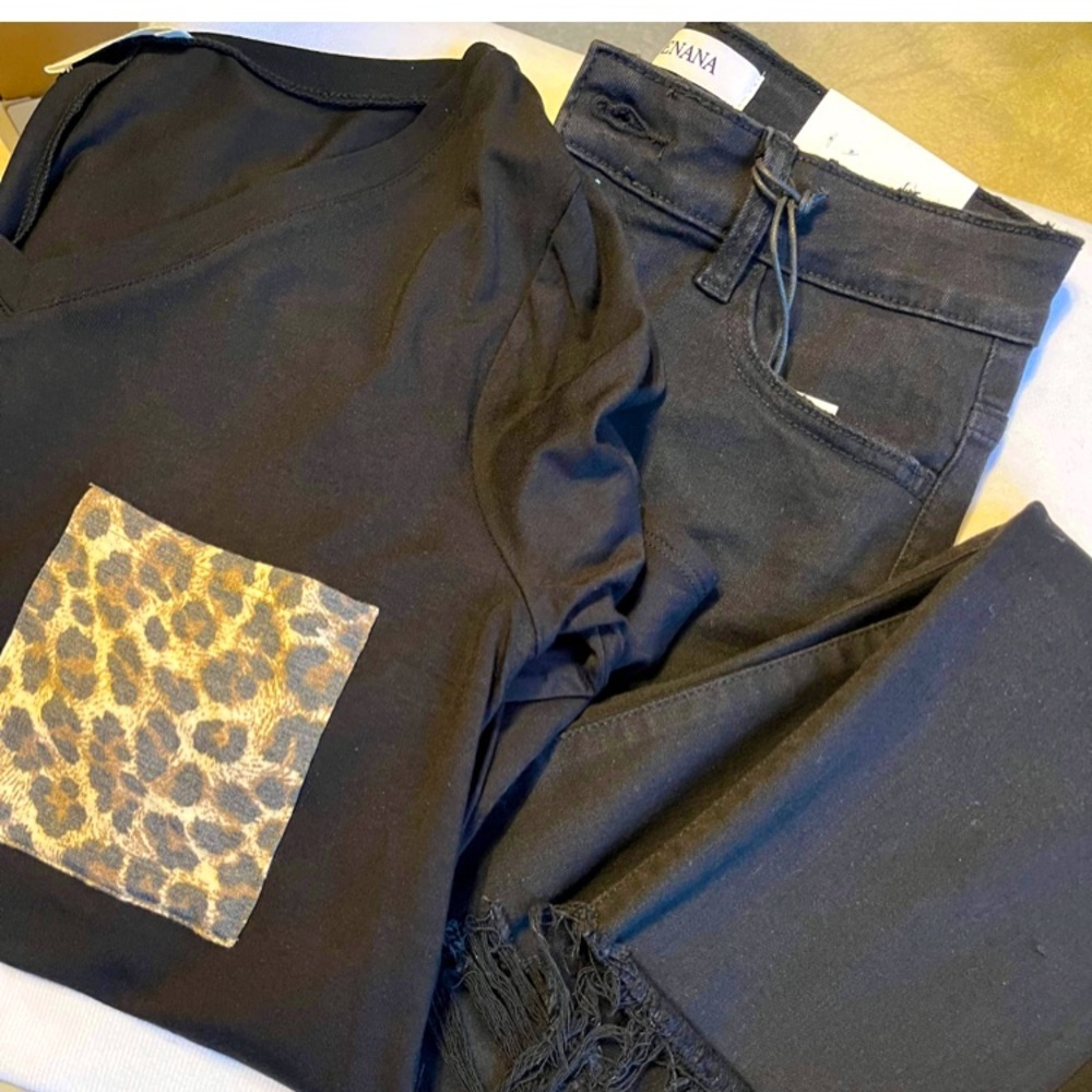 Cute stretchy black tunic with lepoard print pocket